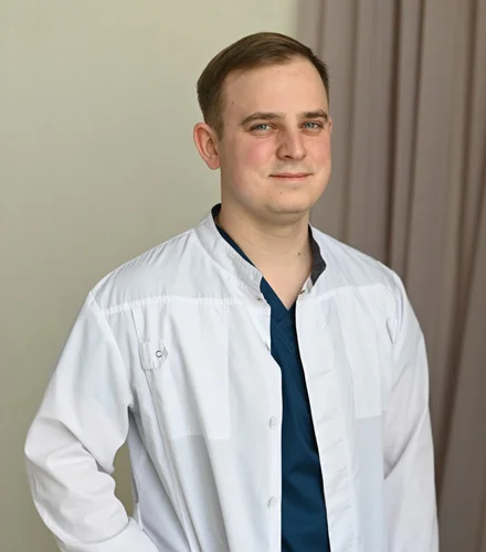доктор смотрит в камеру